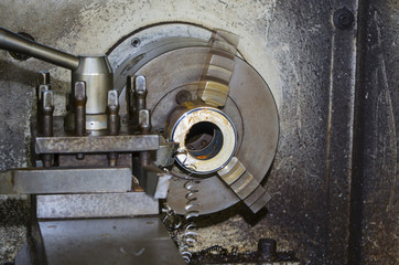 Crosscutting parts on a lathe