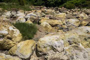 Rocce con patina di zolfo nella Solfatara di Monterano 