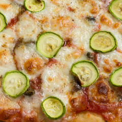 Pizza con zucchine, mozzarella, pomodoro e acciughe