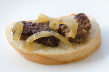 sandwich with beef / bread with slices of meat and onions