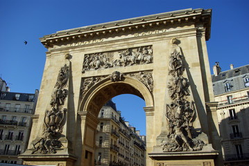 Fototapeta na wymiar Paris, arc de triomphe de la porte Saint-Denis, France