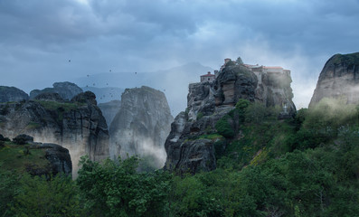 Felsen mit Kl&ouml;stern im Nebel