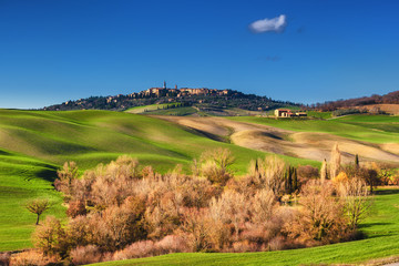 Fototapeta na wymiar Beautiful spring view of the medieval city in Italy.
