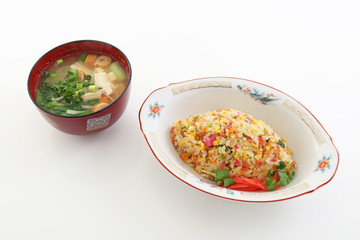 おいしそうなチャーハンとスープ