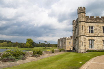 Fototapeta na wymiar Medieval Leeds Castle in Kent England