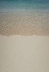 Wellen und Wasser Hintergrund mit Strand am Meer in blau, beige, türkis.
