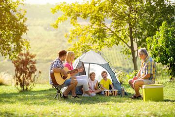 glückliche Eltern und Kinder, die das Camping genießen