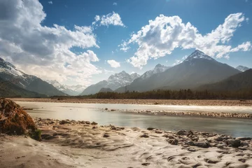 Foto op Plexiglas landelijk rivierwater bij alpiene bergen in oostenrijk met wolken © A2LE