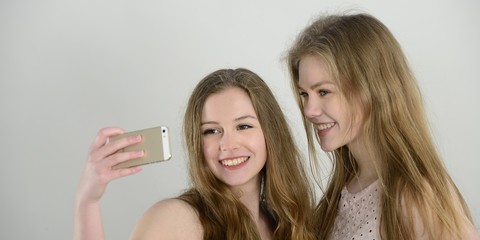 Jugendliche Mädchen machen Selfies mit dem Smartphone