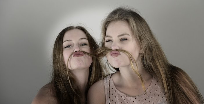 Jugendliche BFF machen Selfie mit Smartphone