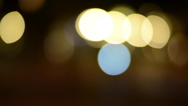 Bokeh Autoscheinwerfer in einer Stadt
