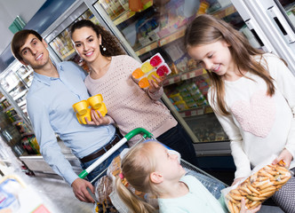  customers with children selecting sweet dairy products in hyper
