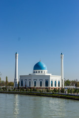 Obraz premium White mosque Minor and canal in Tashkent, Uzbekistan