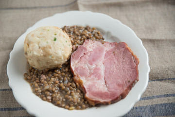Geselchtes mit Knödel 