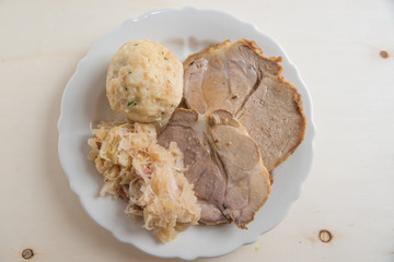 Schweinebraten mit Knödel und Sauerkraut 