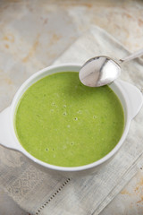 Grüne Frühlingssuppe