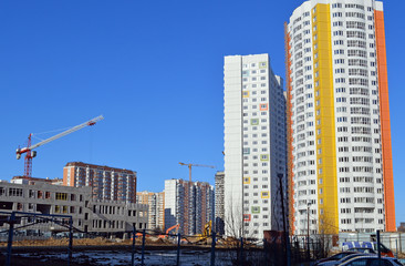 Obraz premium Строительство здания новой школы и новостройки