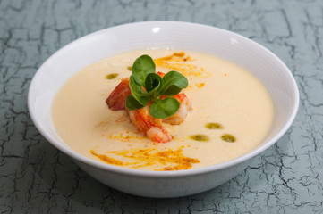 Plato de crema con gambas y curry