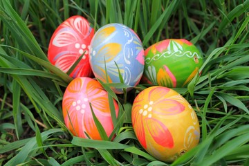 Fototapeta na wymiar Easter eggs in the spring meadow 