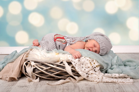 friedlich schlafendes Baby, Neugeborenes