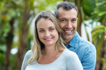 Obraz premium Couple looking at camera and smiling