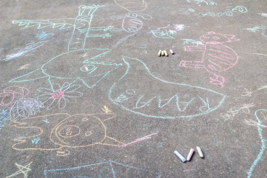Fototapeta Pavement surface covering with sidewalk chalking drawings 