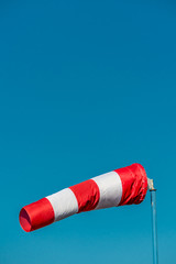 Windsack vor blauem Himmel