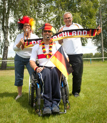 Fototapeta premium Spaß und Freude beim public viewing, Familie Fußballfans