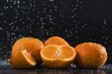 Fototapeta na wymiar Orangen in Wassernebel.