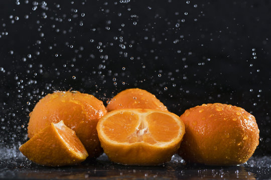 Orangen in Wassernebel.