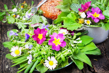 Frühlingssalat, Wildkräuter, essbare Blüten - 107924359
