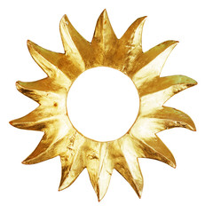 guldfärgad sol mot vit bakgrund