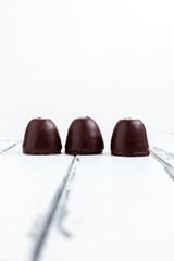 skummbollar på rad, på vintage vit bakgrund