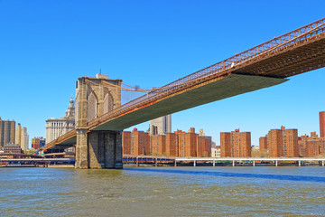 Obraz premium Zobacz na Brooklyn Bridge nad East River