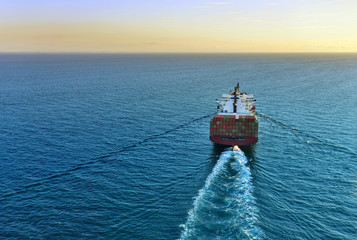 porte-conteneurs le soir à plein régime © Image'in