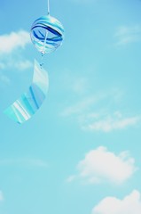 Naklejka premium 風鈴 青空背景