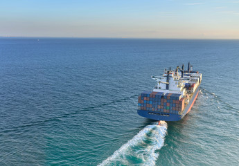 porte-conteneurs le soir à plein régime © Image'in