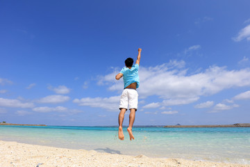 南国の美しいビーチで寛ぐ男性