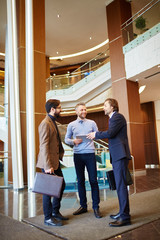Obraz premium Businessmen in office center
