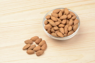 Almendras naturales sobre un fondo de madera