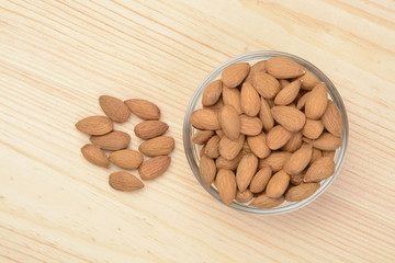 Almendras naturales sobre un fondo de madera
