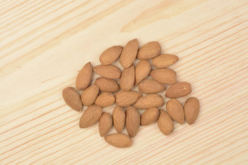 Almendras naturales sobre un fondo de madera