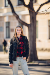 Obraz premium Girl standing on the street with sunset background
