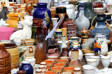 Flohmarkt, Stand mit verschiedenen Gefäßen aus Keramik 