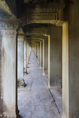 Obraz premium Ancient corridor in Angkor Wat, Siem Reap, Cambodia, was inscribed on the UNESCO World Heritage List in 1992