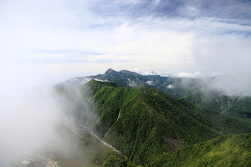 甲斐駒ケ岳山頂付近から観る北岳