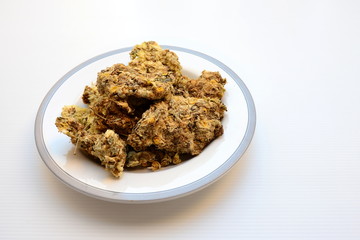 Dried chrysanthemum flowers in dish