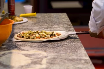 Crédence de cuisine en verre imprimé Pizzeria pizzeria avec pizza crue sur pelle