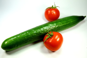 Fototapeta na wymiar Eine Gurke und zwei Tomaten