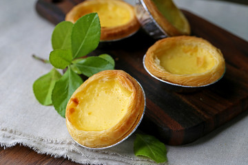 Tarts put on the linen